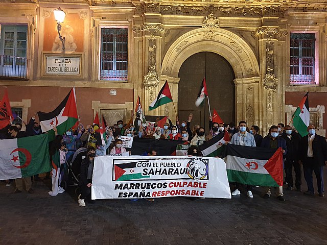 El pueblo saharaui y Frente Obrero se concentran en la Plaza de la Catedral - 1, Foto 1