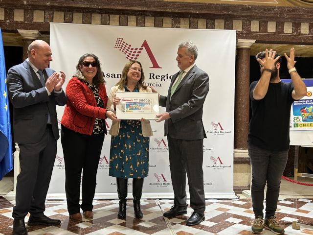 La Asamblea Regional acoge la presentación del cupón especial dedicado a la reforma del artículo 49 de la Constitución - 1, Foto 1