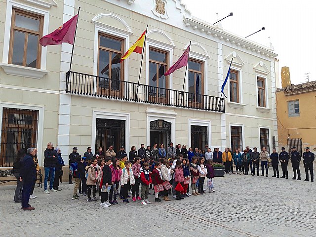 El Ayuntamiento realiza un minuto de silencio por las víctimas del incendio del pasado jueves en Valencia - 1, Foto 1