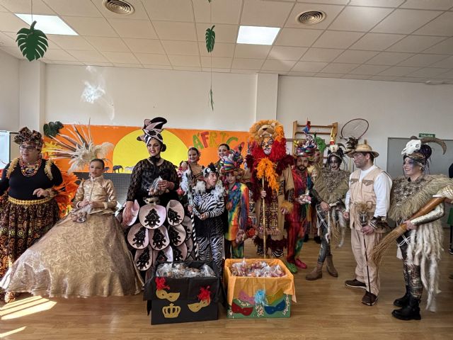 Los usuarios del Centro Ocupacional entregan las armas a Don Carnal y Doña Cuaresma - 1, Foto 1