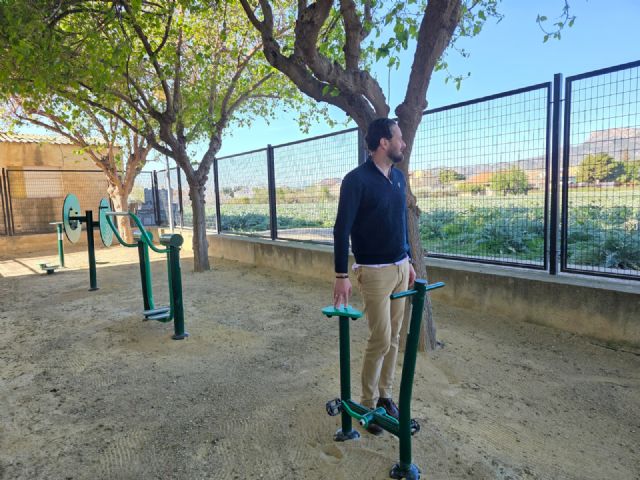 El Ayuntamiento de Lorca impulsa el envejecimiento activo en Tiata con la instalación de nuevos juegos biosaludables - 2, Foto 2