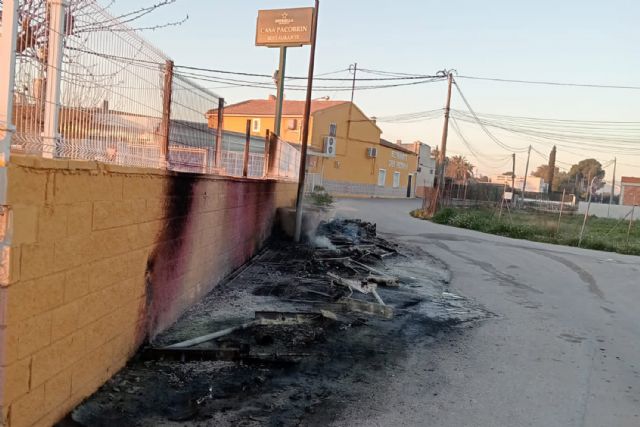 Actos vandálicos provocan da&ntilde;os en contenedores, jardines y mobiliario urbano - 3, Foto 3