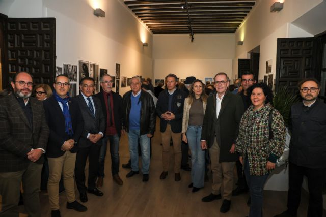 Instantes, momentos, detalles, de la Semana Santa lorquina, en una exposición de fotografías en el Palacio de Guevara - 2, Foto 2