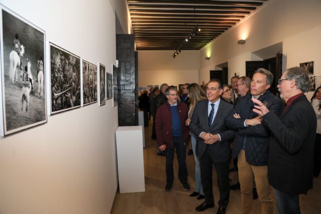 Instantes, momentos, detalles, de la Semana Santa lorquina, en una exposición de fotografías en el Palacio de Guevara - 3, Foto 3