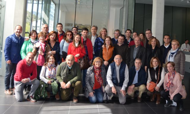 Los economistas de Murcia han entregado un Ecónomo Honorífico a Pedro Cano tras realizar una visita guiada con el pintor a su Museo Fundación en Blanca - 1, Foto 1