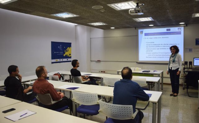 Más de un centenar de murcianos contaron en 2016 con una ayuda de hasta 1.200 euros para trabajar en el extranjero - 1, Foto 1