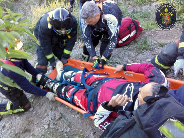 Bomberos de Cartagena rescatan a un motorista accidentando en el Monte del Pericon, en La Aljorra - 1, Foto 1