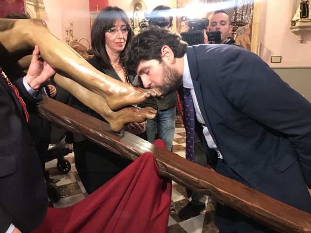 Fernando López Miras asiste en Murcia al tradicional besapié al Cristo del Perdón - 2, Foto 2