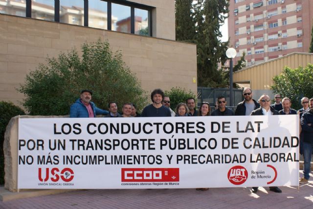 UGT: Los trabajadores de TRAVIMUSA (Autobuses LAT) se concentran en protesta por la precariedad y el incumplimiento del convenio colectivo - 1, Foto 1