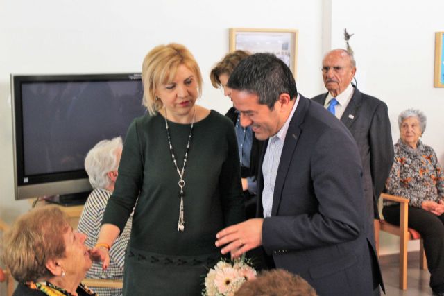 La consejera de Familia e Igualdad de Oportunidades, Violante Tomás, visita el Centro de Estancias Diurnas Pedro Hernández Caballero - 1, Foto 1