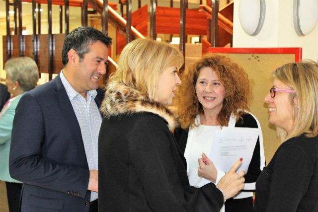 La consejera de Familia e Igualdad de Oportunidades, Violante Tomás, visita el Centro de Estancias Diurnas Pedro Hernández Caballero - 4, Foto 4