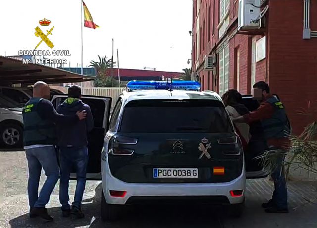 La Guardia Civil detiene a una pareja de experimentados delincuentes por una decena de robos en comercios y viviendas - 1, Foto 1