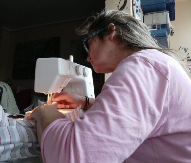Más de 80 costureras participan en la fabricación de mascarillas y batas sanitarias, Foto 2