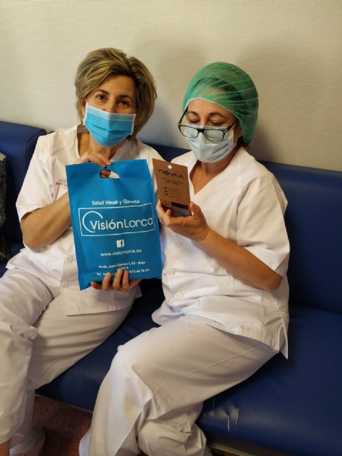 Una óptica de Lorca dona 80 gamuzas antivaho a profesionales sanitarios del Hospital Rafael Méndez - 1, Foto 1