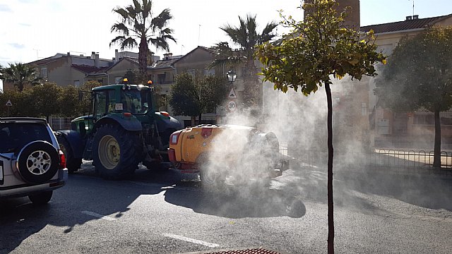 Los agricultores locales se suman a las tareas de desinfección de calles y espacios públicos - 1, Foto 1
