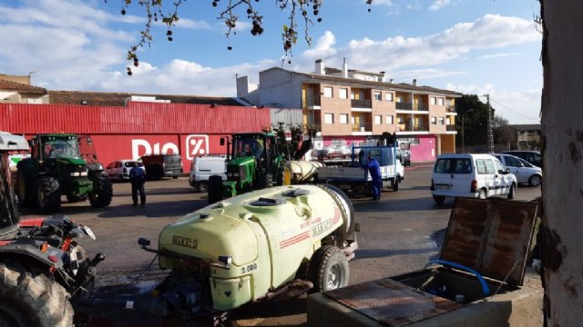Los agricultores locales se suman a las tareas de desinfección de calles y espacios públicos - 2, Foto 2