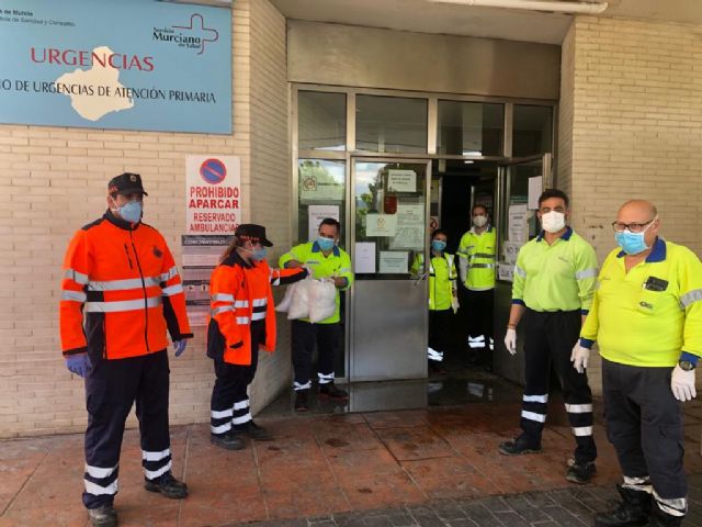 El Ayuntamiento de Alcantarilla dona 3.000 metros de tela más para que voluntarios sigan cosiendo mascarillas y batas - 1, Foto 1