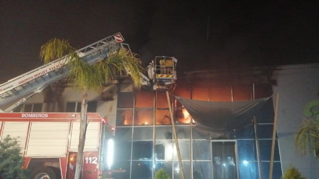    [Bomberos controlan un incendio de una empresa de semilleros en Totana, Foto 3