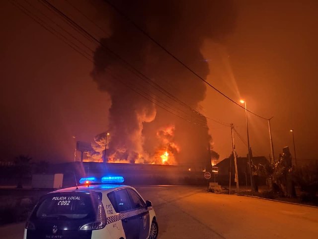    [Bomberos controlan un incendio de una empresa de semilleros en Totana, Foto 4