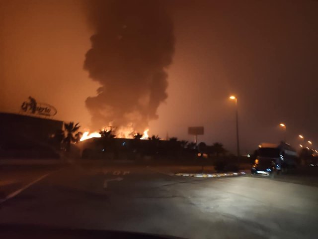    [Bomberos controlan un incendio de una empresa de semilleros en Totana, Foto 5