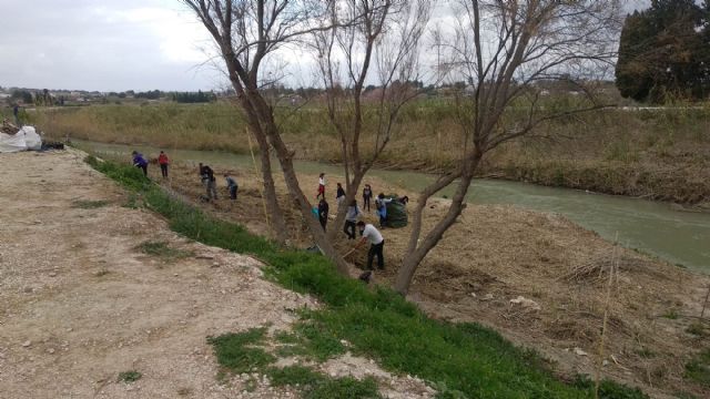 La Concejalía de Medio Ambiente de Molina de Segura y la Asociación de Vecinos de La Ribera de Molina realizan labores de restauración y plantación en el río Segura, en el paraje de Las Peñetas - 2, Foto 2