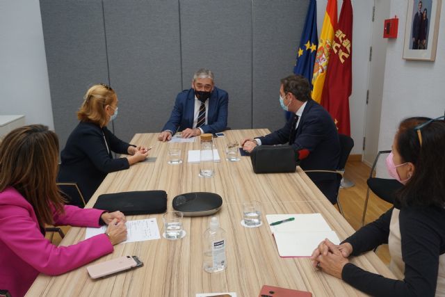 El consejero de Empleo, Investigación y Universidades se reúne con la rectora de la UCAM - 1, Foto 1