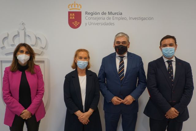 El consejero de Empleo, Investigación y Universidades se reúne con la rectora de la UCAM - 2, Foto 2