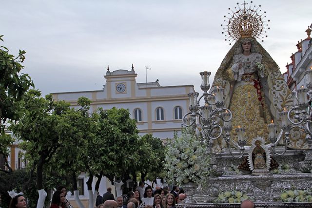 Cultura. Sevilla . La Virgen de las Angustias de Alcalá del Río, ataviada de reina y exornada con flores blancas para el simbólico acto del traslado a su capilla - 1, Foto 1