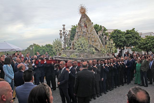 Cultura. Sevilla . La Virgen de las Angustias de Alcalá del Río, ataviada de reina y exornada con flores blancas para el simbólico acto del traslado a su capilla - 2, Foto 2