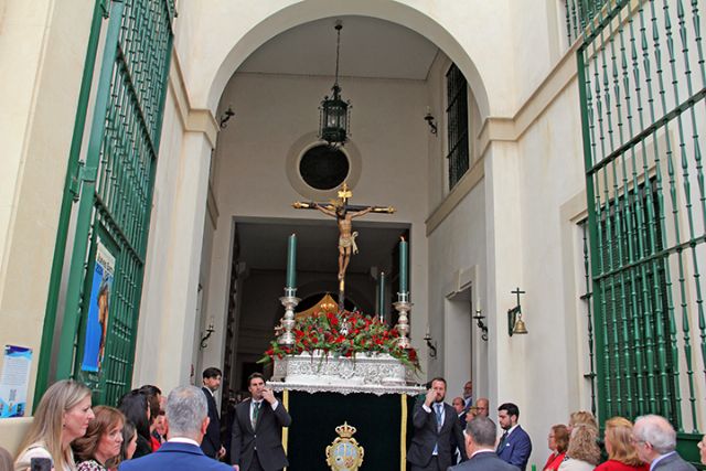 Cultura. Sevilla . La Virgen de las Angustias de Alcalá del Río, ataviada de reina y exornada con flores blancas para el simbólico acto del traslado a su capilla - 3, Foto 3