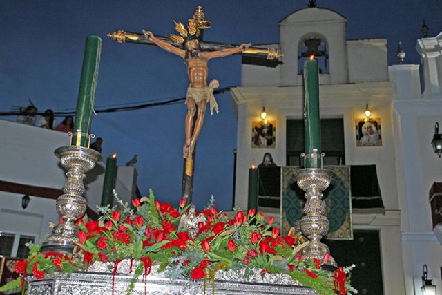 Cultura. Sevilla . La Virgen de las Angustias de Alcalá del Río, ataviada de reina y exornada con flores blancas para el simbólico acto del traslado a su capilla - 4, Foto 4