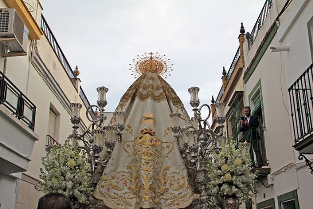 Cultura. Sevilla . La Virgen de las Angustias de Alcalá del Río, ataviada de reina y exornada con flores blancas para el simbólico acto del traslado a su capilla - 5, Foto 5