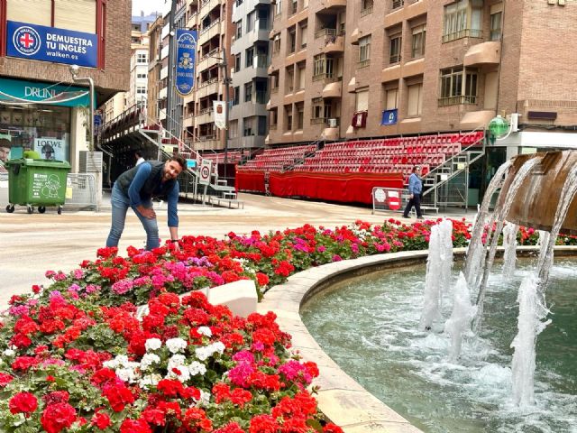 Los colores de la Semana Santa visten los jardines de Lorca - 1, Foto 1