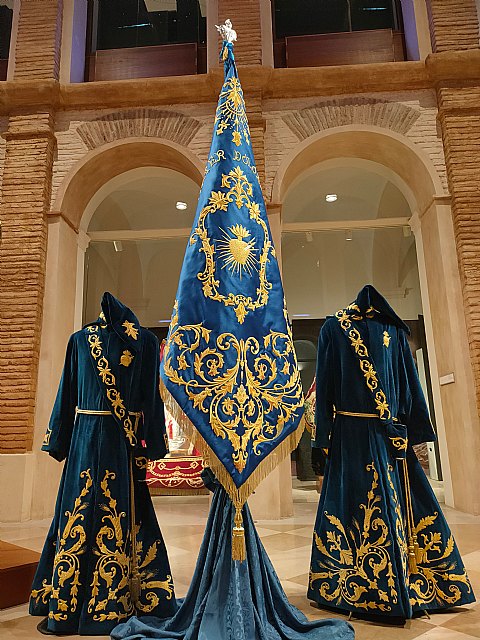 El Paso Azul estrena una nueva bandera y, con cuatro enseñas, se posiciona como la cofradía con mayor número de banderas en la Semana Santa de Lorca - 1, Foto 1