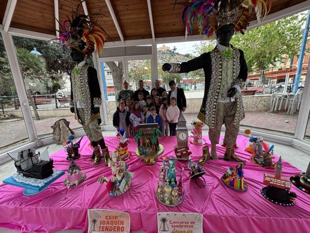 El espacio expositivo conocido como Jaula de los Pájaros acoge los diseños ganadores del Premio Especial del Carnaval de la Noche y los sombreros del CEIP Joaquín Tendero - 1, Foto 1