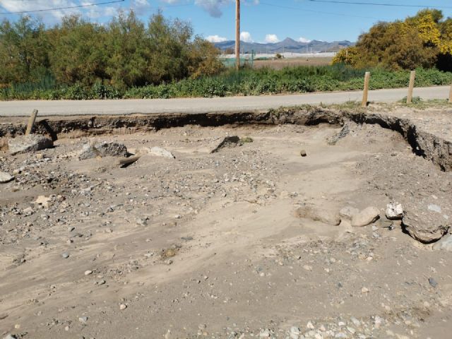 El Ayuntamiento ejecuta las tareas de limpieza de la playa del poblado de Puntas de Calnegre tras las lluvias torrenciales de este mes - 1, Foto 1