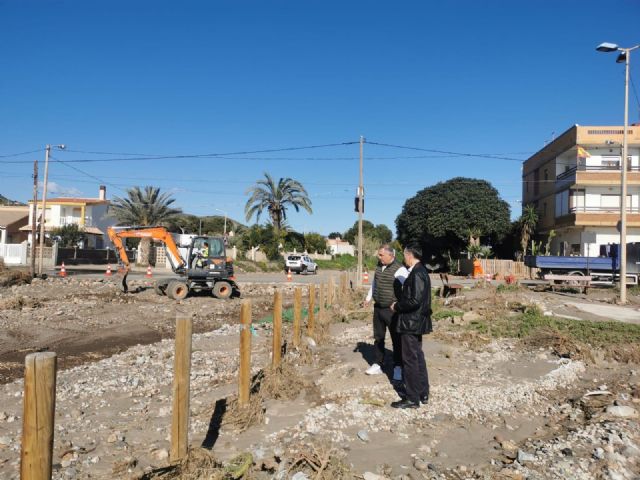 El Ayuntamiento ejecuta las tareas de limpieza de la playa del poblado de Puntas de Calnegre tras las lluvias torrenciales de este mes - 2, Foto 2