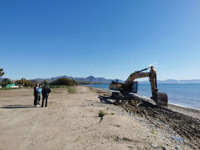 El Ayuntamiento ejecuta las tareas de limpieza de la playa del poblado de Puntas de Calnegre tras las lluvias torrenciales de este mes - 4, Foto 4