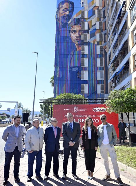 Murcia eleva el arte a lo más alto con un homenaje al padre y a la tradición familiar con un mural en la Avenida Primero de Mayo - 1, Foto 1