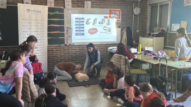 Vithas Valencia 9 de Octubre forma a alumnos del Colegio Santa Magdalena Sofía en maniobras de reanimación cardiopulmonar y primeros auxilios - 2, Foto 2