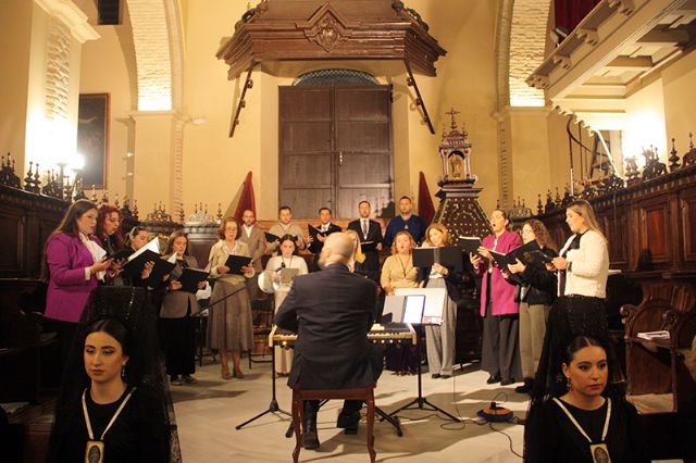 El arte efímero cofrade brilla en el altar de cultos de la Soledad en Alcalá del Río - 5, Foto 5