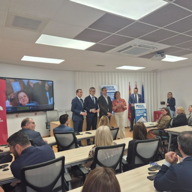 La pedánea de La Copa y el concejal de Bienestar Social asisten al acto de reconocimiento del proyecto Reto Rural Digital - 2, Foto 2