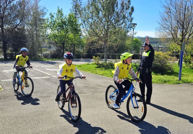 Cerca de 400 escolares de Caravaca aprenden seguridad vial con formación en el Parque de Tráfico - 2, Foto 2