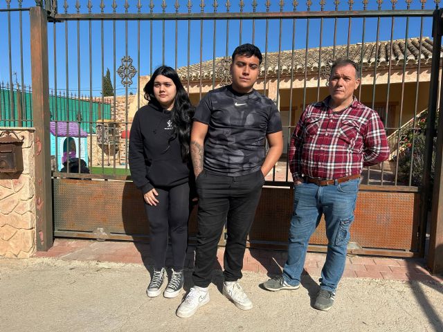 La presi�n social logra frenar temporalmente hasta el 12 de mayo el desahucio de una familia vulnerable en Sucina, Foto 2