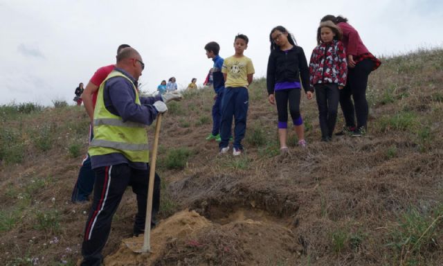 Alumnos del Colegio Ródenas colaboran en la mejora ambiental de la zona de Los Cantos - 2, Foto 2