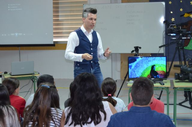 El cineasta Gabriel Moya, ganador de un Goya, vuelve a su colegio en El Mirador para impartir un taller de cine - 1, Foto 1
