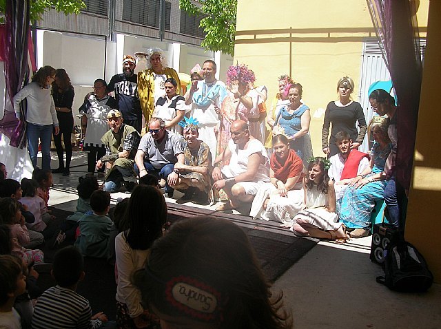 Alumnos del Centro de Princesa Letizia han colaborado con la Semana Cultural del Colegio Santiago, Foto 1