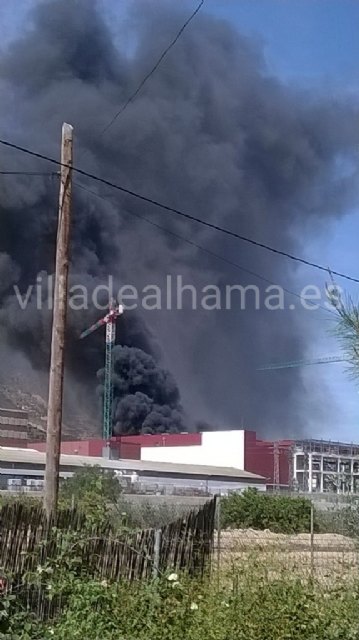 Servicios de emergencia acuden a sofocar un incendio declarado en las instalaciones de la empresa ElPozo, en Alhama de Murcia - 1, Foto 1