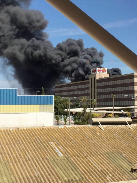 Servicios de emergencia acuden a sofocar un incendio declarado en las instalaciones de la empresa ElPozo, en Alhama de Murcia, Foto 2