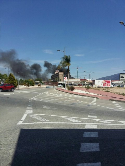 Servicios de emergencia acuden a sofocar un incendio declarado en las instalaciones de la empresa ElPozo, en Alhama de Murcia, Foto 3